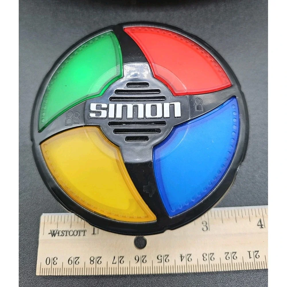Hasbro E93835L0‎ Simon Handheld Electronic Game